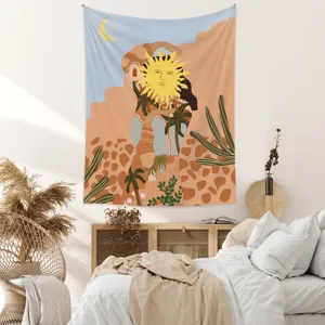 Μποέμ ταπισερί τοίχου με εικονογράφηση ήλιου και έρημο σε μια ζεστή σκηνή υπνοδωματίου