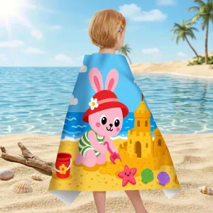 Detailansicht Rückseite Kind mit niedlichem Mikrofaser-Strandtuch mit Comic-Hasen-Motiv.