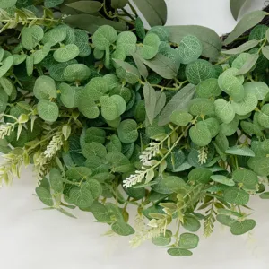 Gros plan montrant la texture réaliste et les couches vertes de la couronne d'eucalyptus