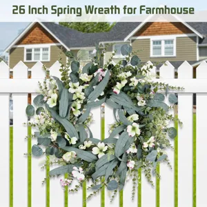 Detailansicht eines 26-Zoll-Eukalyptus-Frühlingskranzes am weißen Farmhaus-Lattenzaun
