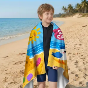 Mikrofaser Kinder Strandtuch mit Strand-Cartoon-Design getragen von einem kleinen Kind