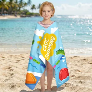 Kind gehüllt in ein schnelltrocknendes Mikrofaser-Strandtuch mit Krokodil-Schwimm-Muster