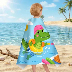 Rückansicht eines Kindes mit einem schnell trocknenden Strandtuch aus Mikrofaser mit Krokodil