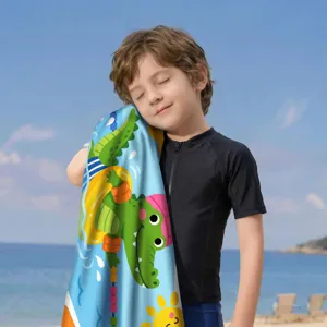 Detailansicht eines weichen Mikrofaser-Strandtuchs mit süßem Krokodil-Cartoon für Kinder