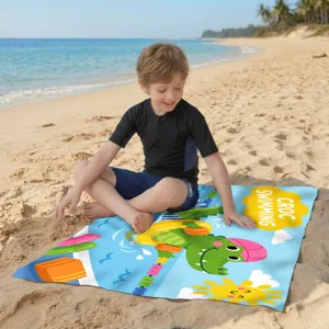 Schnelltrocknendes Mikrofaser-Strandtuch für Kinder mit Krokodil-Design auf dem Sand