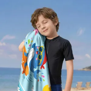 Weiches Mikrofaser-Strandtuch mit süßem Wal-Druck, schnelltrocknend, am Kind gezeigt