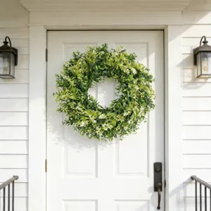 Luxe kunstmatige buxus en wilde bloemen krans voor voordeur en tuin huis decoratie.