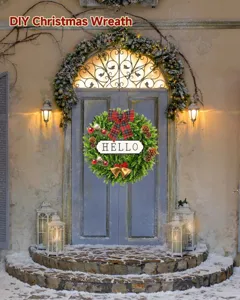 Detail van een feestelijke kerstkrans met Hello-bordje aan een blauwe voordeur