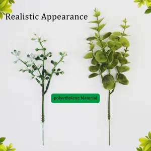 Detail van realistische kunstmatige eucalyptus takken van polyethyleen materiaal.