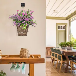 Panier de fleurs décoratif avec baies roses et lavande dans un intérieur moderne.