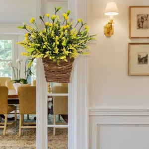 Künstlicher gelber Lavendel-Blumenkorb an einem Türrahmen für die Heimdekoration