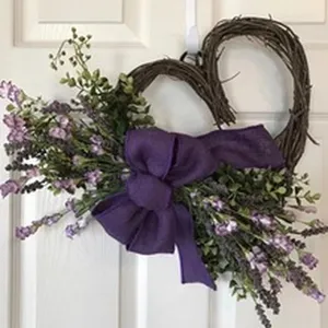 Dettaglio di una ghirlanda a cuore decorata con lavanda viola e un fiocco in juta viola
