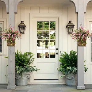 Panier suspendu de baies roses et fleurs sauvages pour décorer la porte d'entrée
