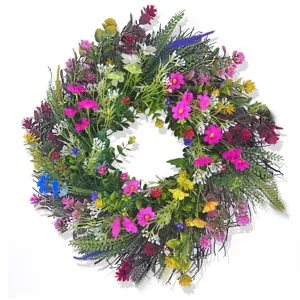 Kleurrijke lente zomer wilde bloemen krans met madeliefjes voor de voordeur.