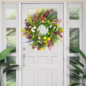 Kleurrijke voorjaarskrans met wilde bloemen voor voordeur en huisdecoratie