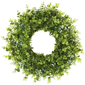 Weelderige groene kunstmatige eucalyptuskrans voor decoratie van de voordeur.