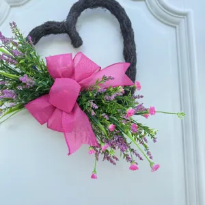 Ghirlanda a forma di cuore fatta a mano con fiocco rosa e fiori per decoro porta