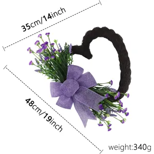 Herzförmiger Blumenkranz mit lila Lavendelblüten und einer lila Leinenschleife