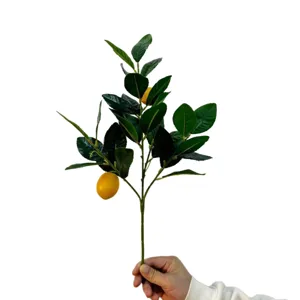 Kunstmatige citroentak met groene bladeren en gele vruchten voor decoratie