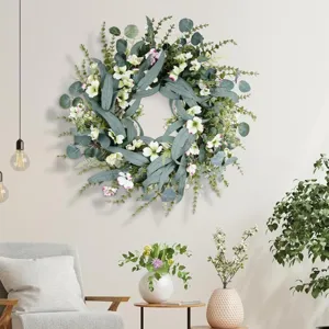 Großer künstlicher Eukalyptuskranz mit weißen Blumen für die Frühlings Wanddekoration