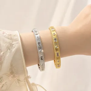 Squisito dettaglio di bracciale rigido vintage con scintillanti pietre di cristallo baguette.