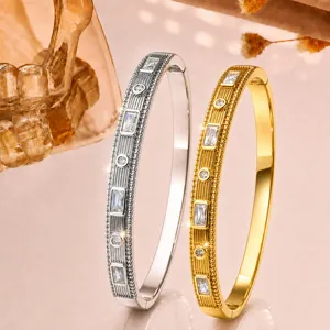Set di bracciali rigidi vintage strutturati con diamanti baguette, dettaglio gioiello retrò.