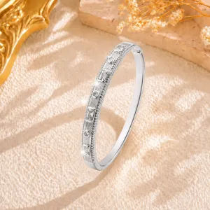 Bracciale rigido vintage con diamanti baguette e texture retro per donna gioiello elegante e sottile