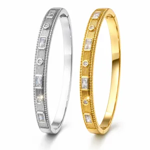 Bracciale rigido vintage texturizzato con diamante baguette da donna, elegante gioiello in metallo.