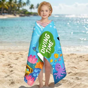 Schnelltrocknendes Mikrofaser-Strandtuch mit Ozean-Motiv, getragen von einem Kind am Strand