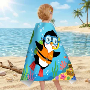Rückansicht eines Kindes mit Mikrofaser-Strandtuch und Pinguin-Motiv am sonnigen Strand