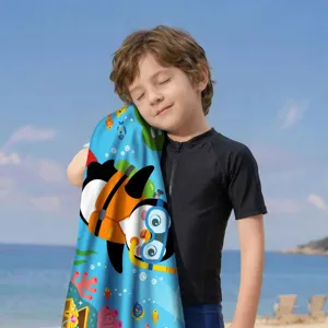 Detailansicht eines weichen Mikrofaser-Strandtuchs mit süßem Pinguin-Taucher-Design