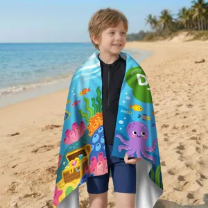 Leuchtendes Kinder-Strandtuch aus Mikrofaser mit Meeresmotiven am sonnigen Strand