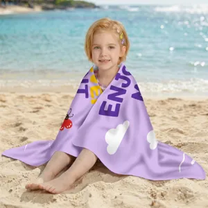 Lifestyle-Ansicht eines weichen lavendelfarbenen Mikrofaser-Strandtuchs für Kinder