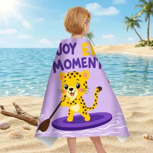 Kind am Strand mit einem lila schnelltrocknenden Badetuch mit Leoparden-Cartoon-Motiv