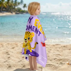 Kind in einem lila Mikrofaser-Strandtuch mit einem bunten Cartoon-Leopardenmuster