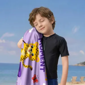 Detail eines Mikrofaser-Strandtuches mit niedlichem Leopardenmuster für Kinder