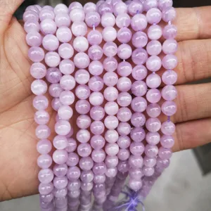 Close-up van natuurlijke lavendel kunzite ronde kralen voor het maken van sieraden