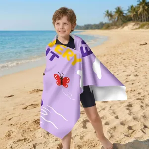 Junge am Sandstrand mit einem schnelltrocknenden Mikrofaser-Handtuch mit Schmetterling