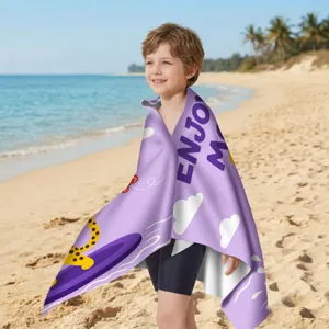 Weiches Mikrofaser-Strandtuch für Kinder mit Comic-Print an einem sonnigen Strand