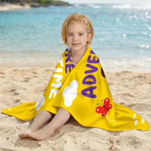 Detailansicht eines gelben Mikrofaser-Strandtuches mit Adventure Time-Aufdruck am Strand