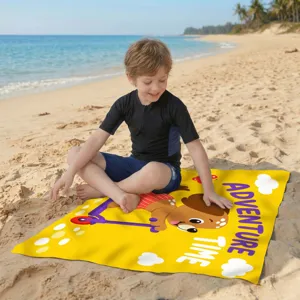 Schnelltrocknendes Mikrofaser-Strandtuch mit süßem Hundemotiv und Adventure Time Text am Strand