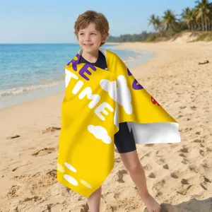 Detaillierte Nahaufnahme eines gelben Mikrofaser-Strandtuchs, das ein Kind am Strand trägt.
