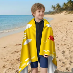 Gelbes, schnell trocknendes Mikrofaser-Strandtuch mit Schmetterling für Kinder am Meer