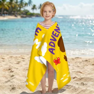 Weiches Mikrofaser-Strandtuch mit süßem Cartoon-Druck für ein Kind am sonnigen Strand