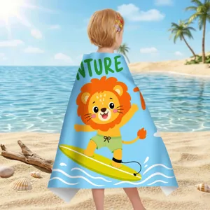 Detailansicht eines Kinderstrandtuches mit einem surfenden Löwen-Cartoon-Design