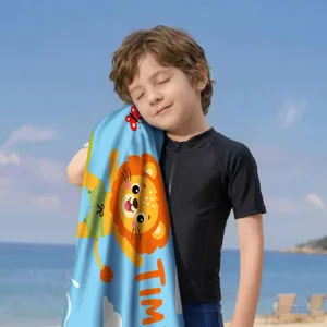 Detailansicht eines Kinder-Strandtuchs mit individuellem Namen Tim auf weichem Stoff