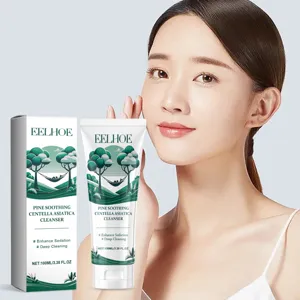 Vue détaillée du tube de nettoyant visage centella apaisant et de sa boîte sur fond frais.