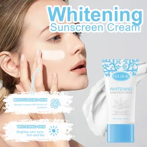 Gros plan detaillee de la texture du tube de creme solaire blanchissante douce sur la peau.