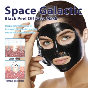 Vista detallada de la aplicación de la mascarilla negra peel-off para limpiar los poros.