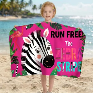 Ein junges Mädchen hält ein leuchtend rosa Mikrofaser-Strandtuch mit Zebra-Motiv